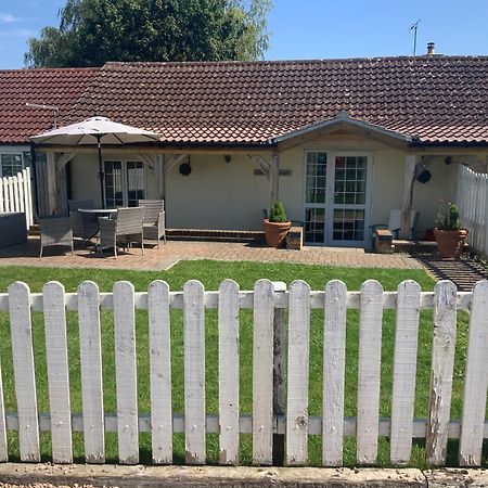Woodpecker Cottage At Frog Trotters Cottages Hartpury Extérieur photo