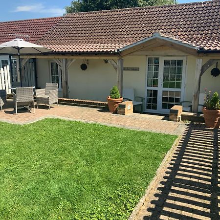 Woodpecker Cottage At Frog Trotters Cottages Hartpury Extérieur photo