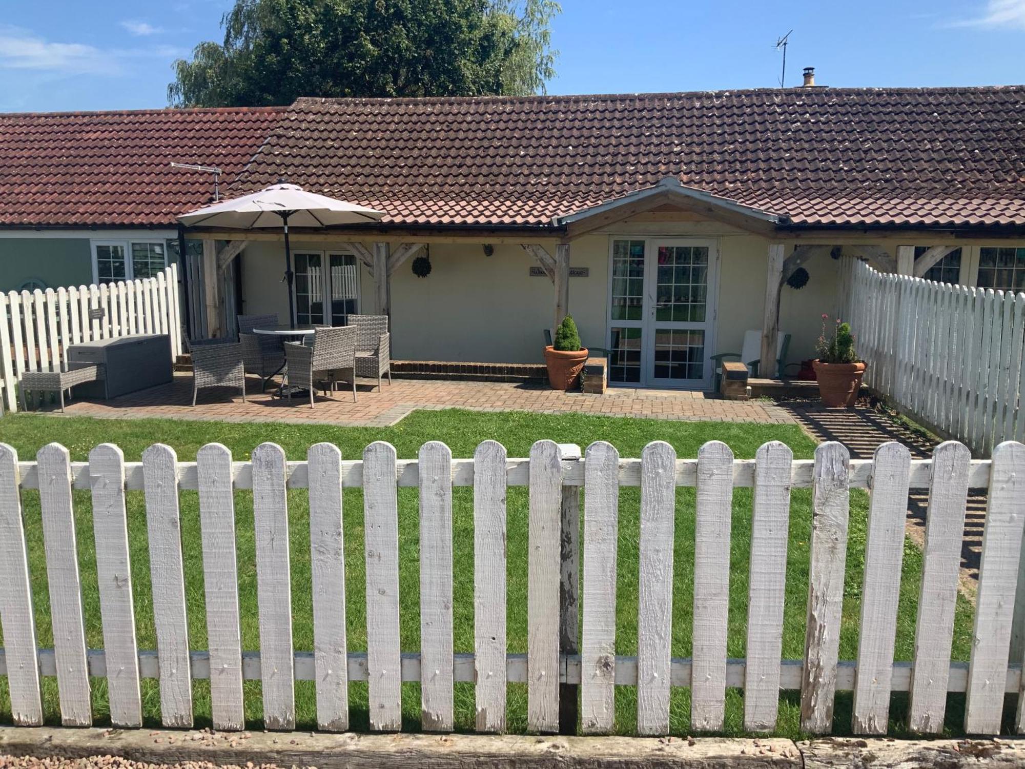 Woodpecker Cottage At Frog Trotters Cottages Hartpury Extérieur photo