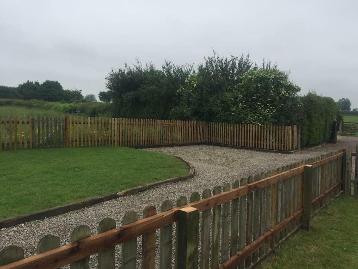 Woodpecker Cottage At Frog Trotters Cottages Hartpury Extérieur photo
