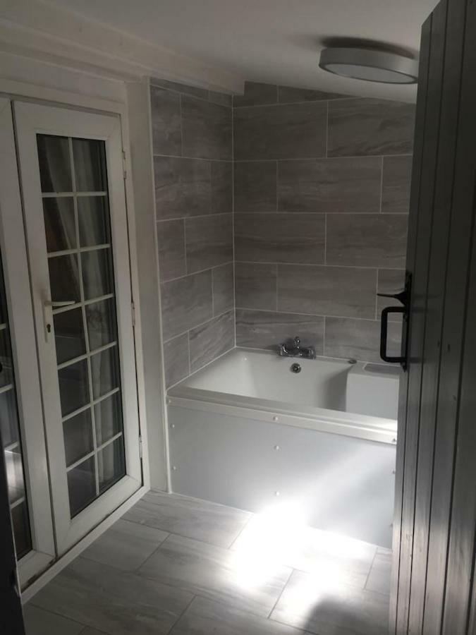 Woodpecker Cottage At Frog Trotters Cottages Hartpury Extérieur photo